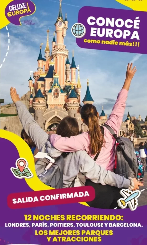 Dos amigas abrazadas frente el Castillo de Disneyland.